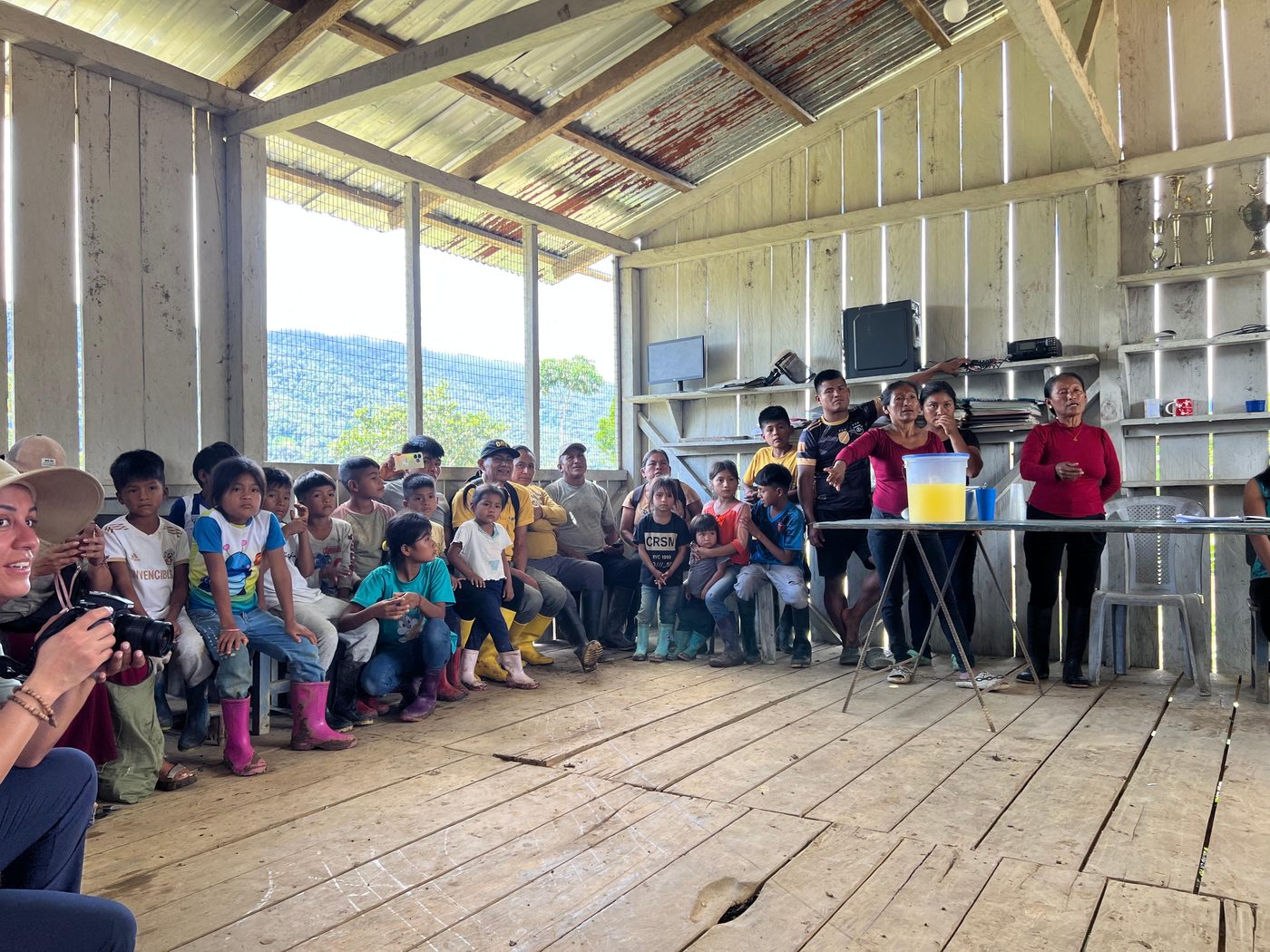 Reunión comunitaria en Coangos
