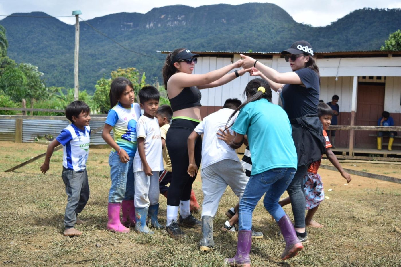 Juegos con los niños de Coangos